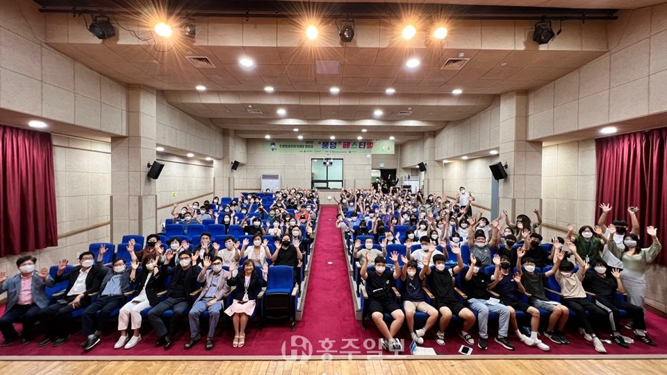 행사에 반응하는 관람객들의 모습.