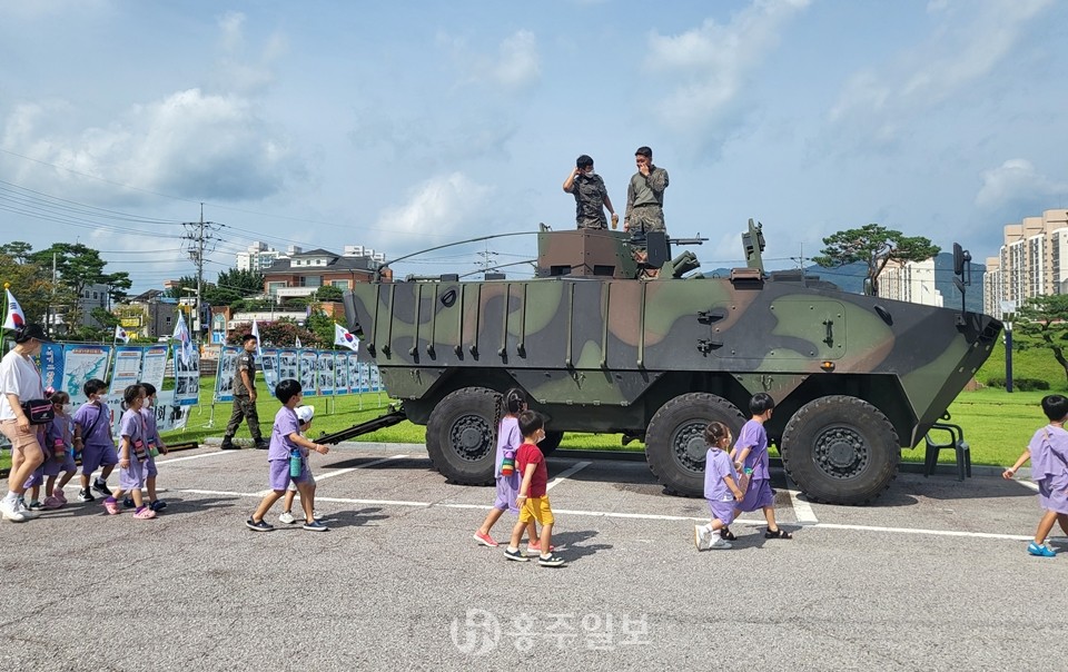 아이들이 영내 군수물자를 관람하고 있다.