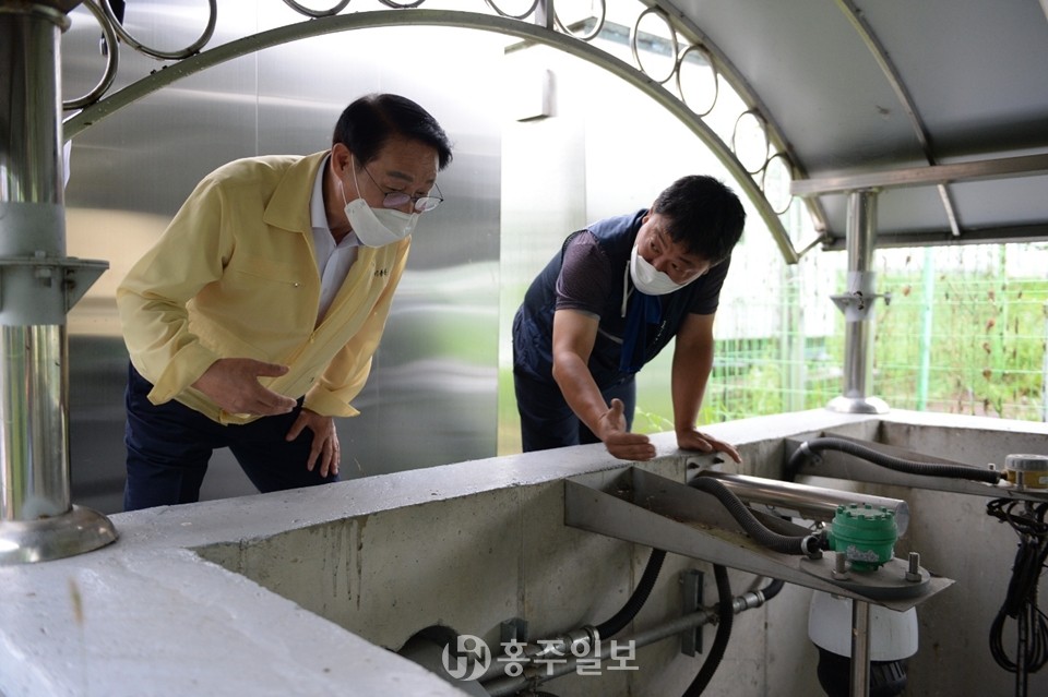 태풍 피해 우려 지역 현장점검 중인 이용록 홍성군수의 모습.