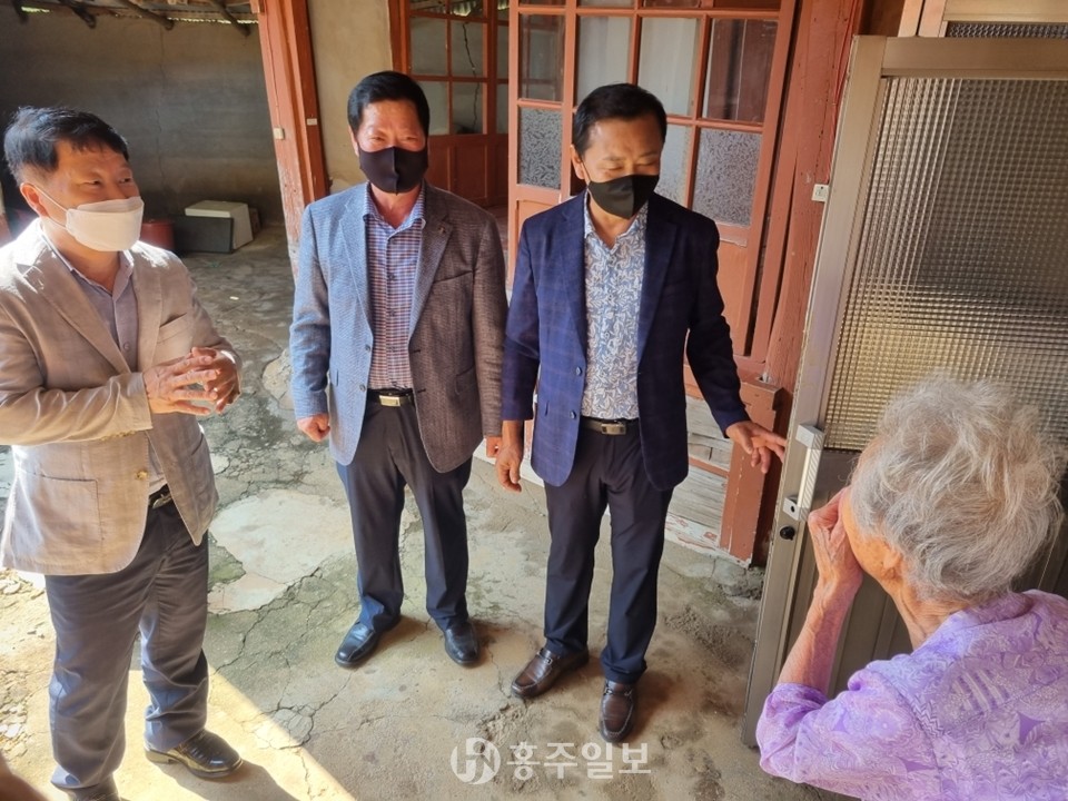 관계자들이 관내 가구를 방문 중인 모습.