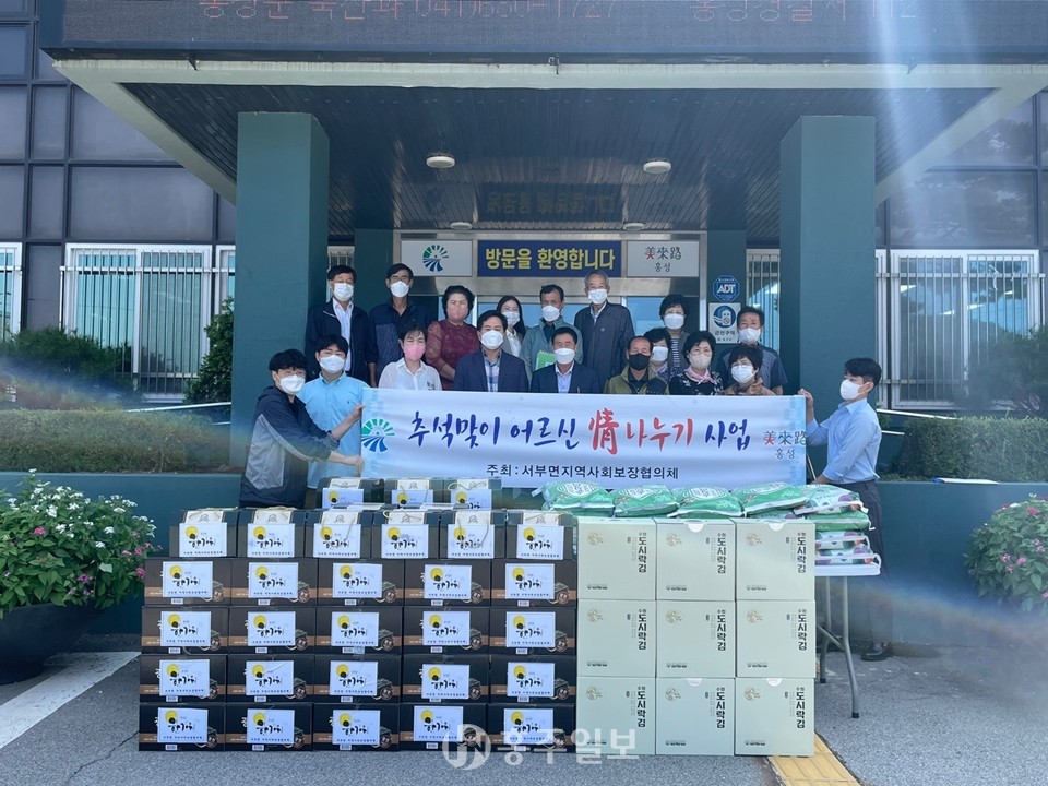 물품 전달 전 기념 촬영 모습.