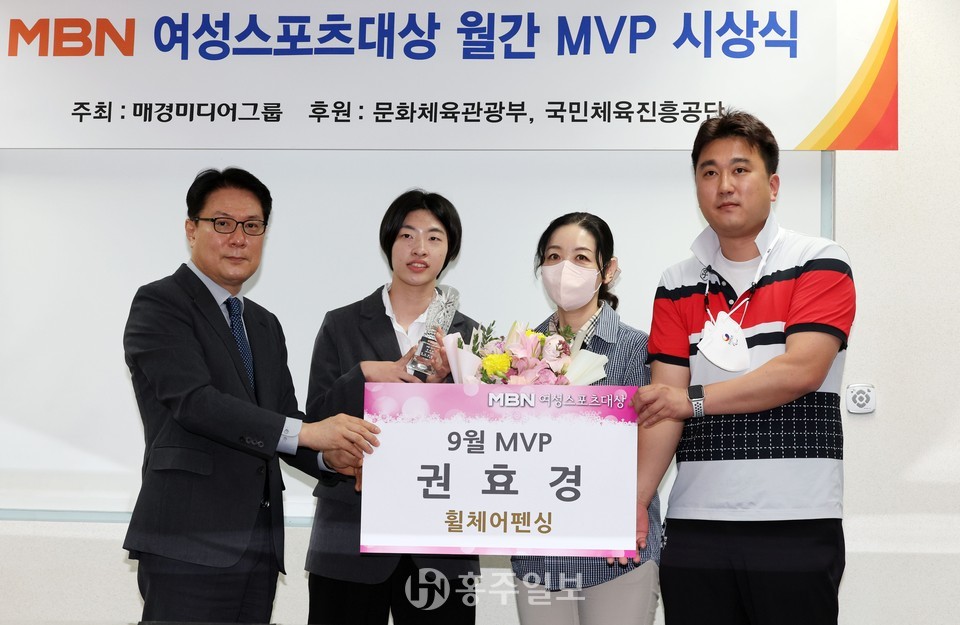 왼쪽 두 번째부터 권효경 선수, 권 선수 모친 차지연님, 박규화 국가대표 휠체어펜싱팀 감독.