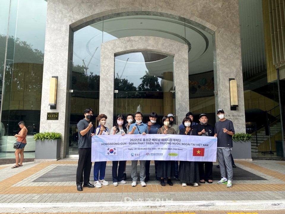 현지 바이어들과 기념 촬영.