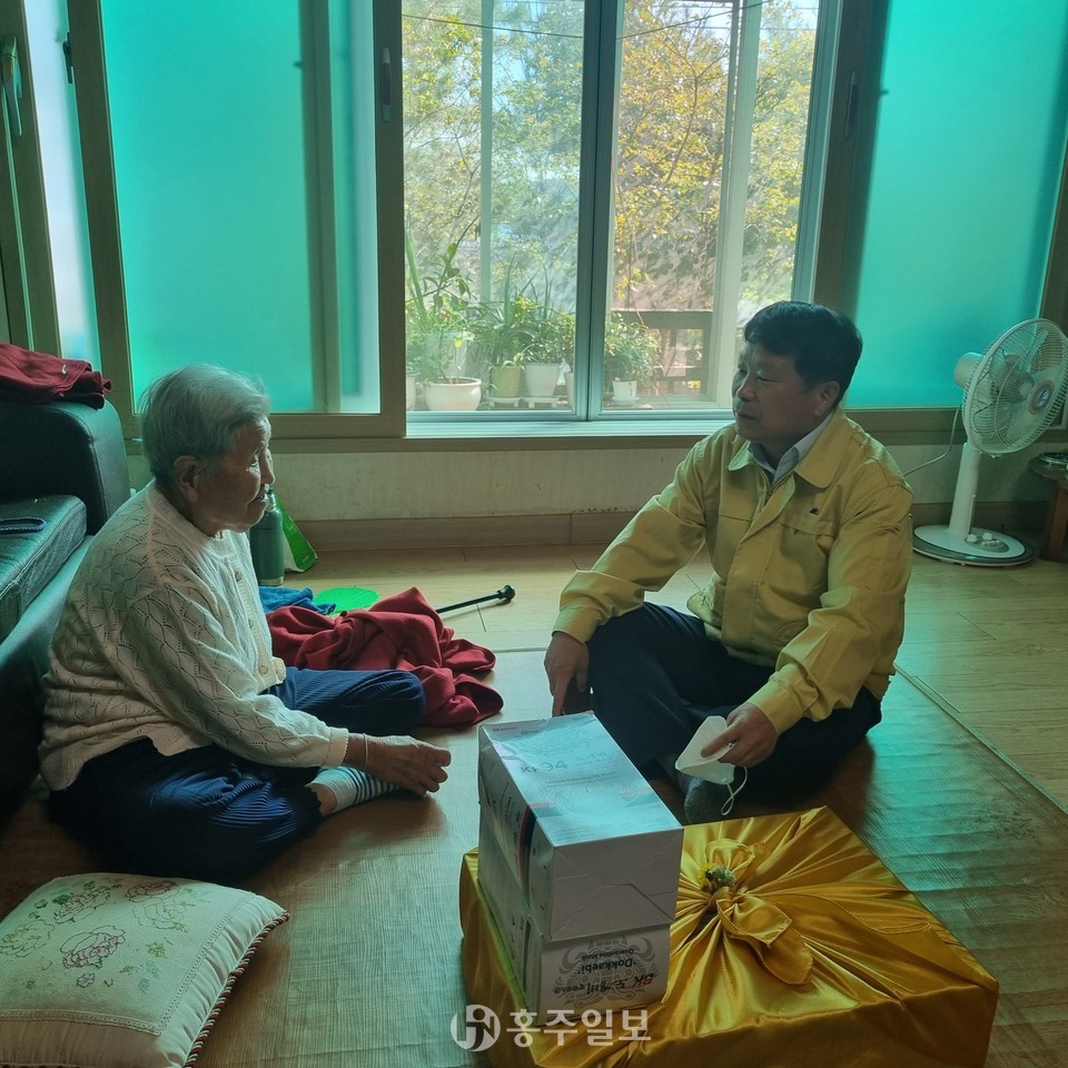 유영길 면장이 김금연 님의 안부를 묻고 있다.