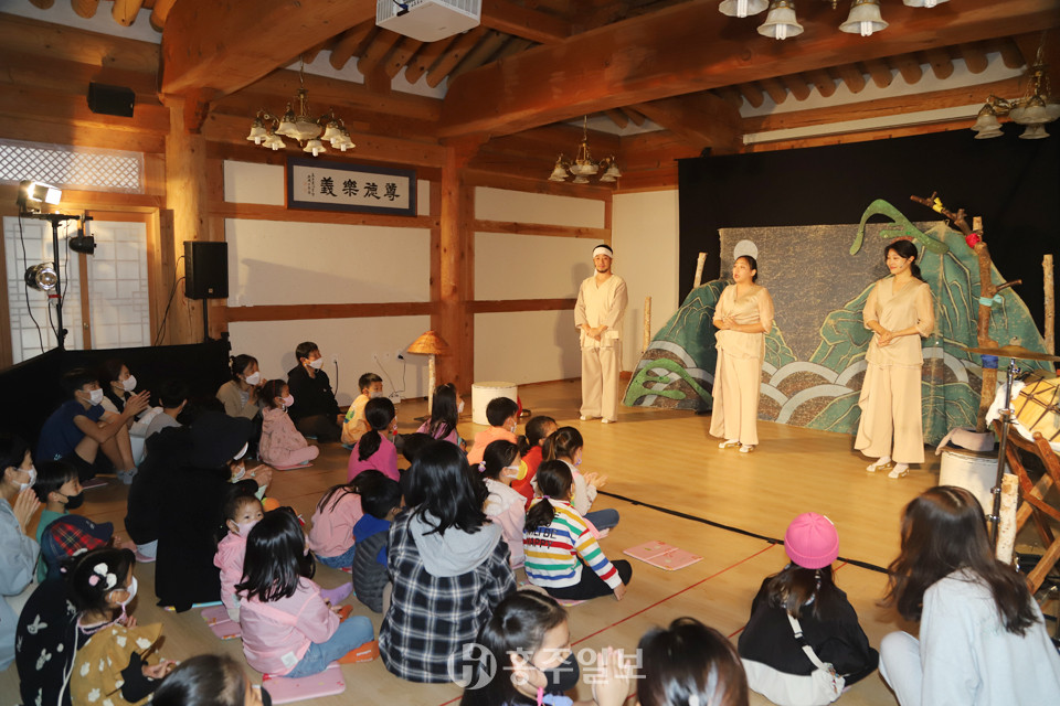 지난 15일 홍주향교에서는 재담놀이극 ‘재주많은 세 친구’가 공연됐다.