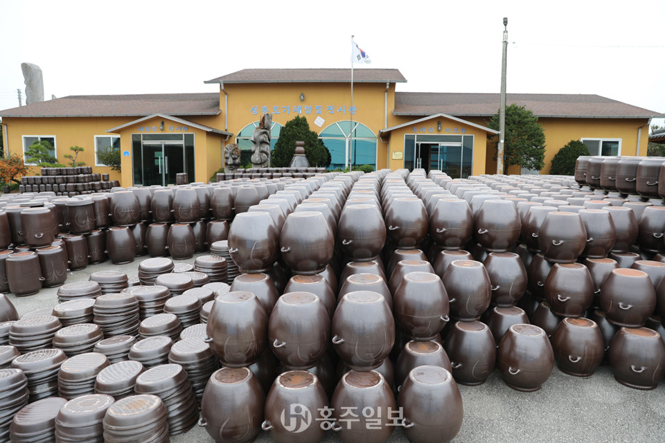 100년 세월 6대째 가업을 잇고 있는 홍성 갈산면 동성리 성촌마을의 성촌토기 앞마당에 진열돼 있는 전통옹기.