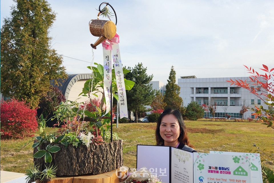 환하게 웃고 있는 우수상 수상장 우은희 씨.