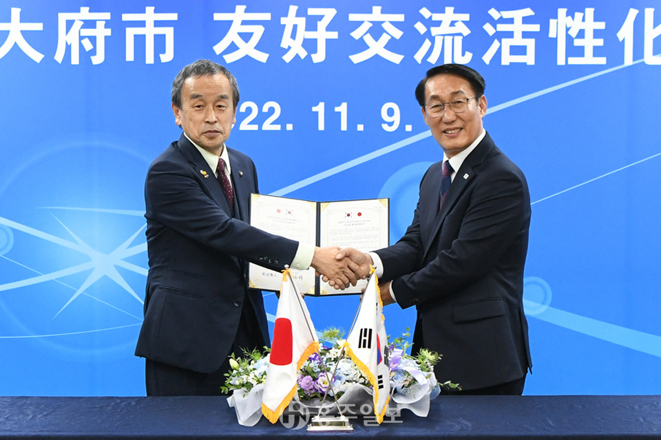 왼쪽부터 오카무라 히데토 일본시장과 이용록 홍성군수가 우호교류 활성화 협약 체결을 맺고 악수를 하고 있는 모습.