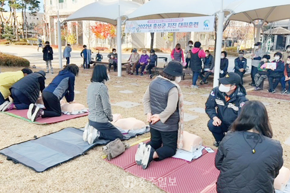 훈련에 참여한 주민들이 심폐소생술 교육을 받고 있다.