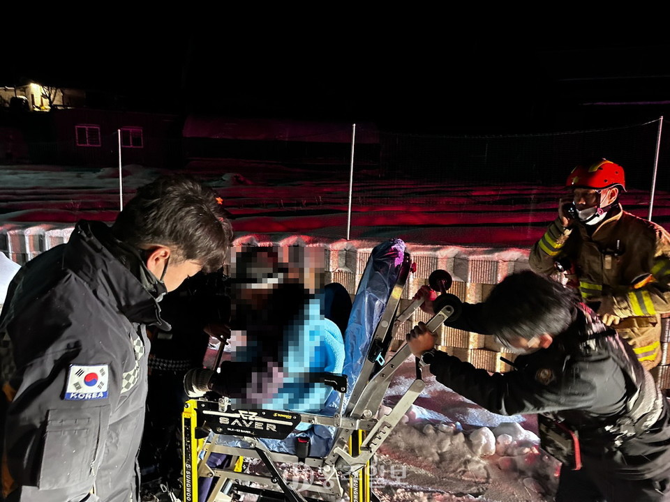 지난 23일  공주소방서 소방공무원들이 치매 어르신을 병원으로 이송하기 위해 준비하는 모습(출처 공주소방서)