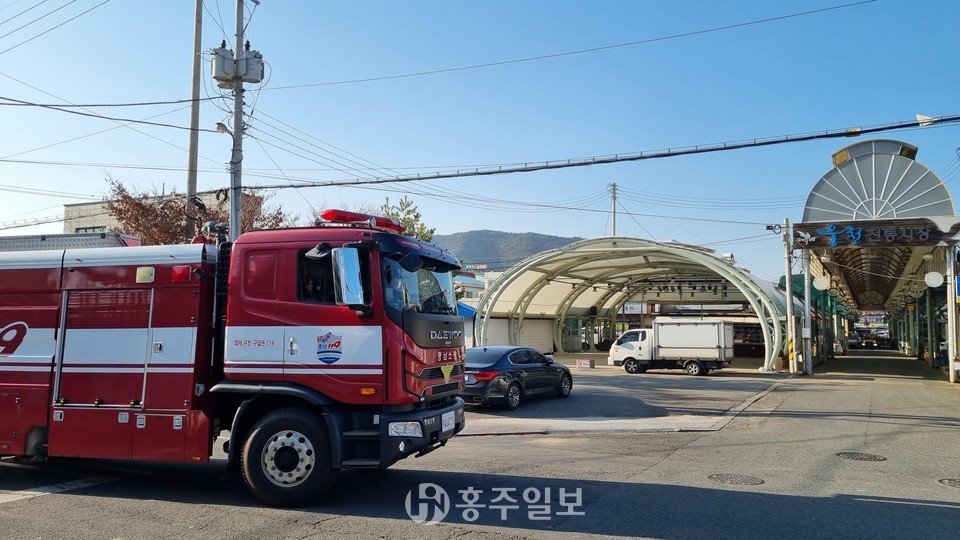 소방본부 사진(특별경계근무) : 보령 웅천전통시장 인근에 전진 배치된 소방차의 모습