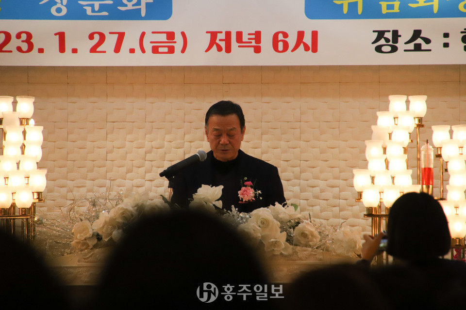 축하를 해 주기 위한 홍성군 주민자치회 회장인 최진호 결성면 주민자치회장