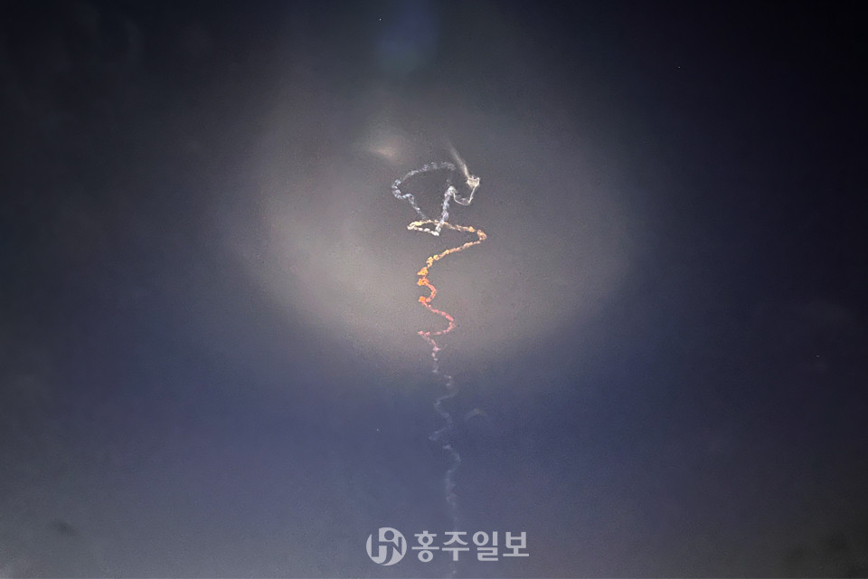 지난 30일 저녁 6시 30분경 내포신도시 상공에서 목격된 ‘무지개빛 미확인 비행물체’.