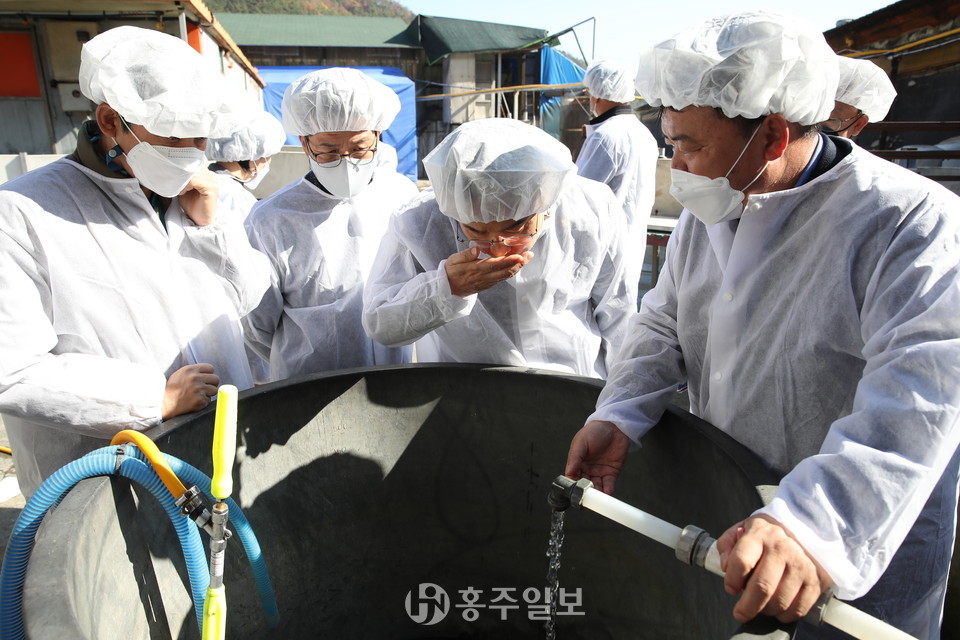 축산 악취 저감 우수현장을 방문한 홍성군 축산악취 저감대책 특별위원회.