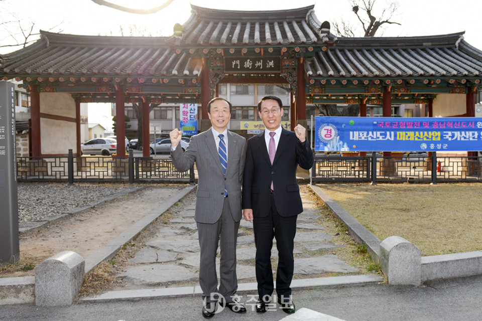 이용록 홍성군수와 쉬더청(許德成) 전장시 외사판공실 부주임.