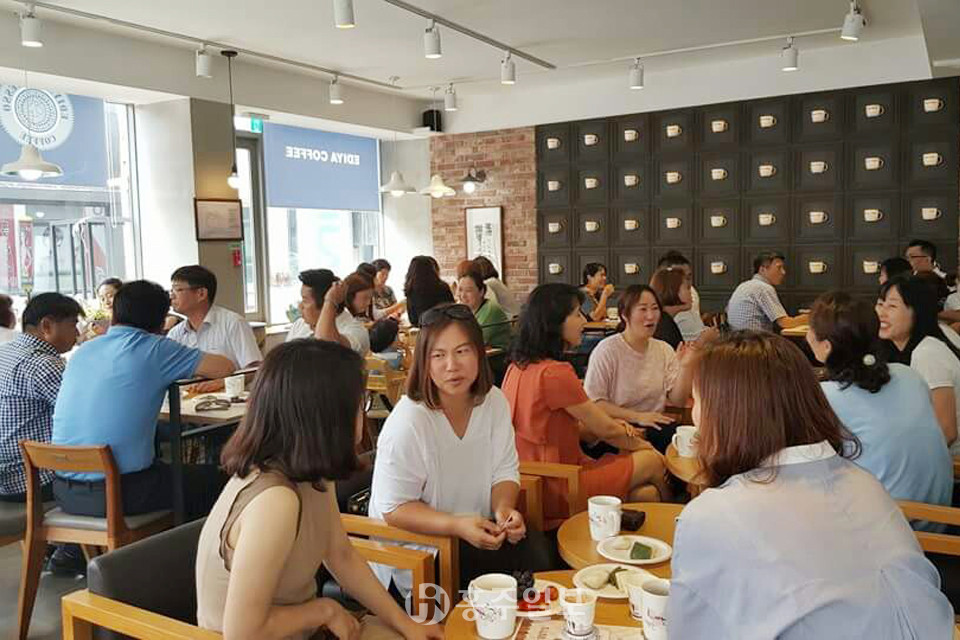 명동골목 내 이디야 커피숍에서 ‘제4회 사랑의 일일찻집’이 열렸다.