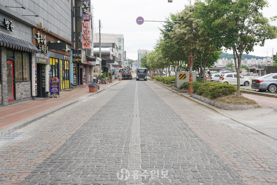 지난 19일 철거공사가 한창 진행 중인 페이빙스톤 도로.<br>