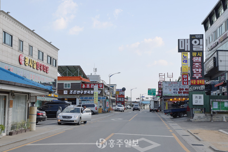 30여 개의 정육점과 한우식당이 가득한 ‘광시 한우거리’.