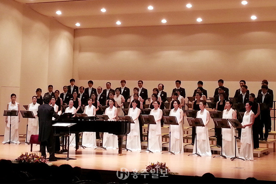 홍성군립합창단의 정기공연 모습.