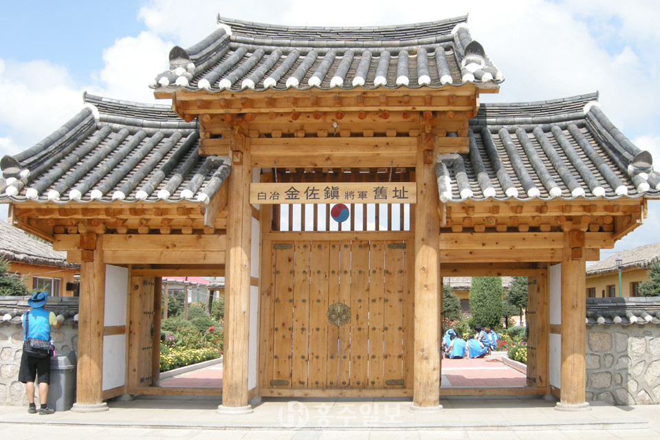 중국 해림시 산시진의 백야 김좌진 장군 구거 정문.