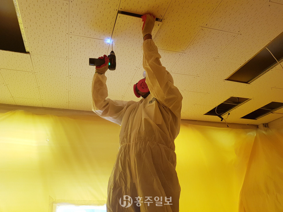 충남교육청은 도내 유·초·중·고등학교 건물에 포함돼 있는 석면을 오는 2026년까지 모두 제거할 계획이다. 사진은 교내 석면교체 현장 모습.