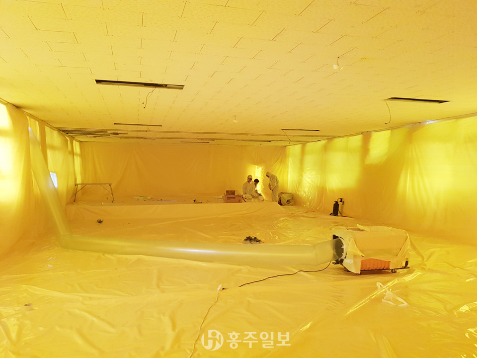 2019년 1월 18일, 충남교육청에서 방학 중인 학교의 석면교체 현장을 대대적으로 점검 중이다.