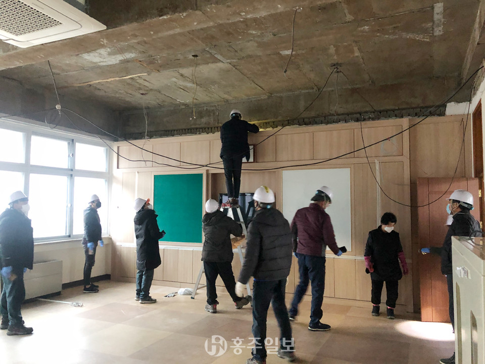 공주정명학교에서 외부전문가와 교육공동체가 참여하는 점검단이 최종잔존물 조사 등 석면제거를 세밀하게 확인하고 있다.