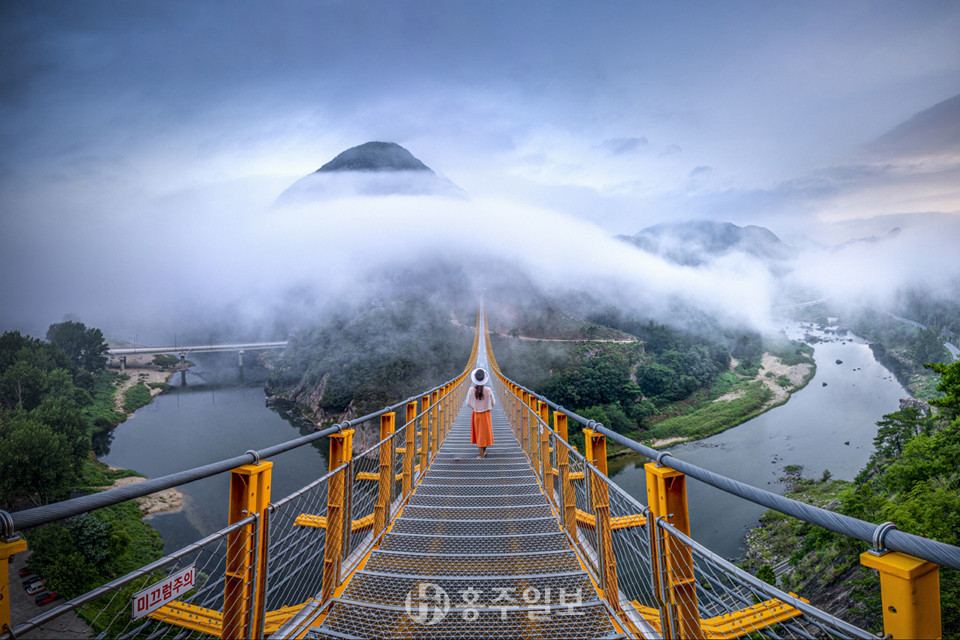 금산 월영산 출렁다리.