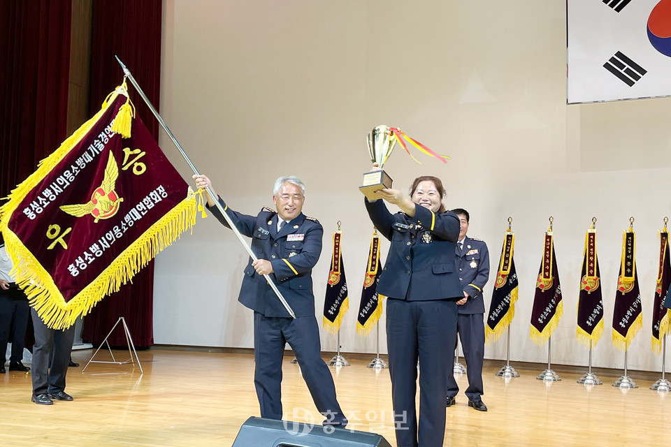 우승을 차지한 결성면의용소방대를 대표해 장동소 대장이 우승기를 흔들고 있다.