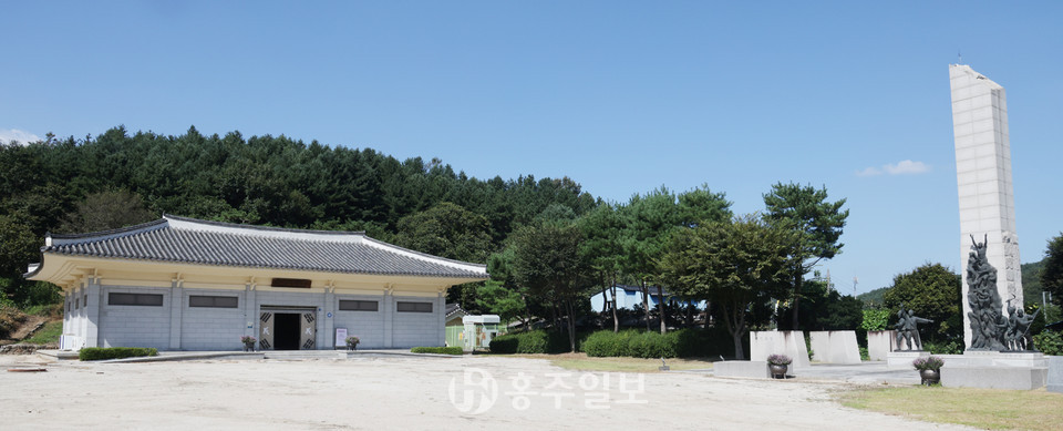 제천시 봉양읍 공전리 제천의병창의지 자양영당에 건립한 제천의병전시관과 제천의병기념탑(사진 오른쪽).