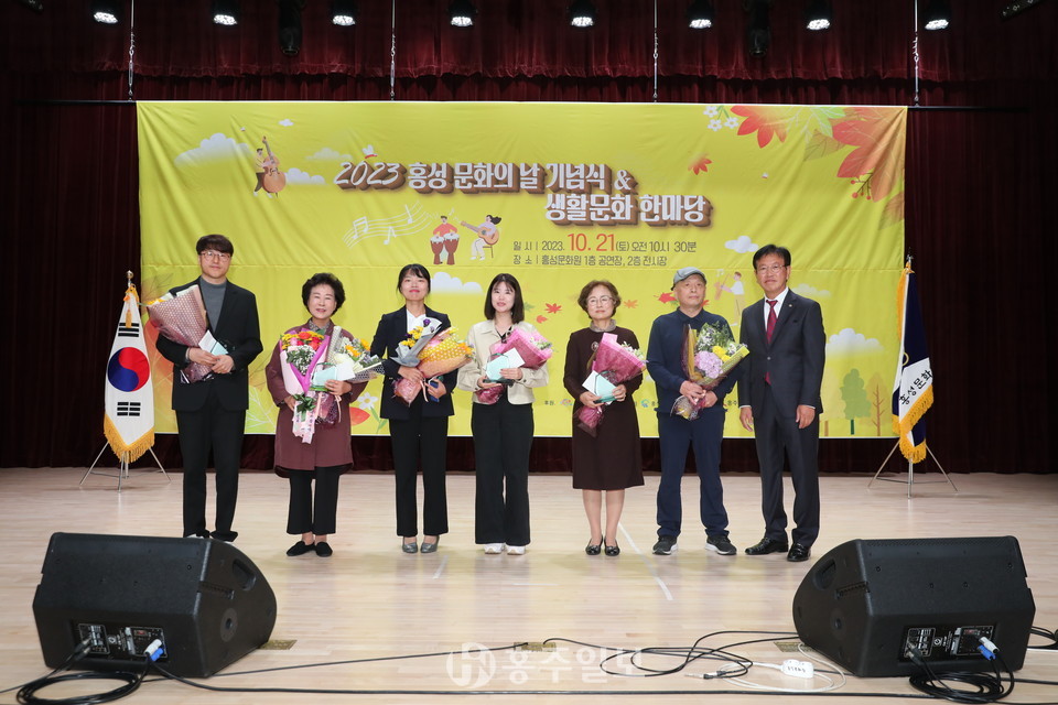 ‘제1회 홍성사투리 캘리그라피 공모전’ 수상자들이 수상의 기쁨을 만끽하고 있다.