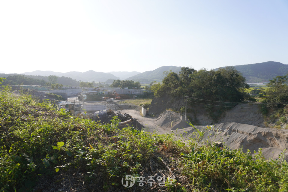 청양군 비봉면 강정리 석면광산터.