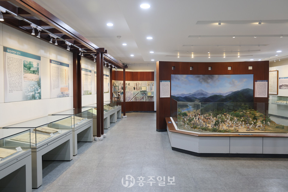 의병의 업적을 전시한 유물관 내부.