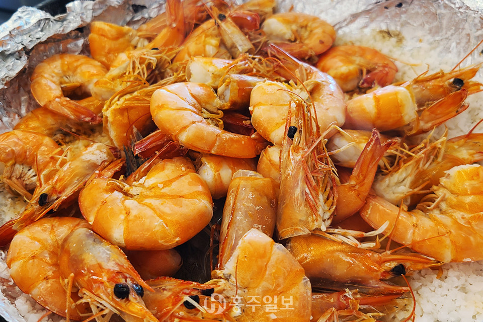 가을철 찬바람이 불면 서해안 대표 먹거리 남당항 대하와 전어가 기다리고 있다.