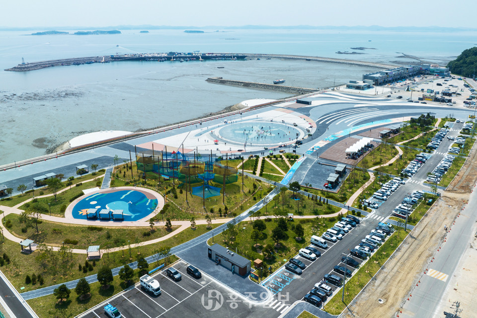 국내 최대 규모의 물놀이 체험형 음악분수, 트릭아트 존, 네트 어드벤처 등 다양한 즐길거리를 갖추고 있는 남당항 해양분수공원.