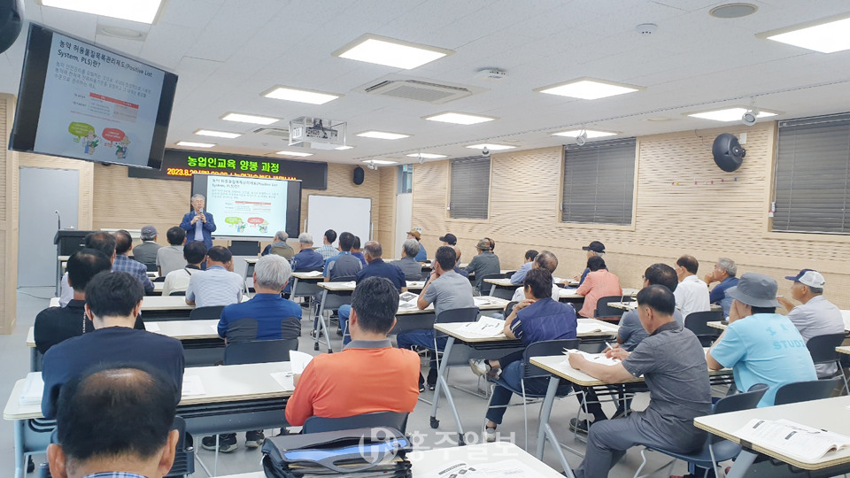 김석환 홍성군양봉연구회장은 회원들과 특강을 듣고 있다.