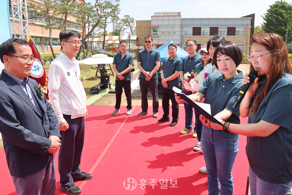이번 행사 주관을 맡은 제41회 동창회가 학창시절 은사님들께 감사의 편지를 낭독하며 사제 간 훈훈한 정을 나누고 있다.