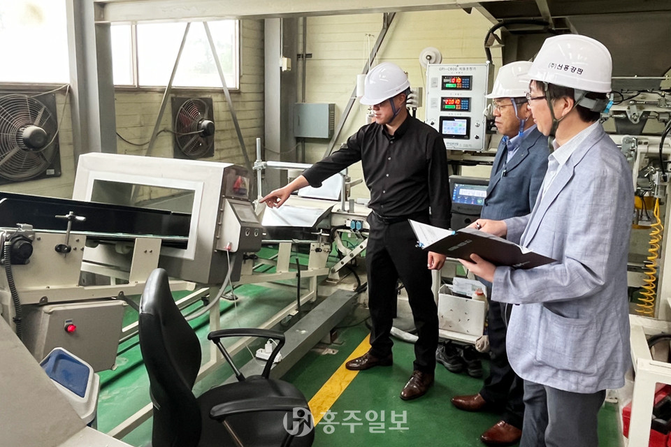 농협중앙회 충남검사국 소속 검사역이 금마농협 미곡종합처리장 정기감사를 진행하고 있는 모습.