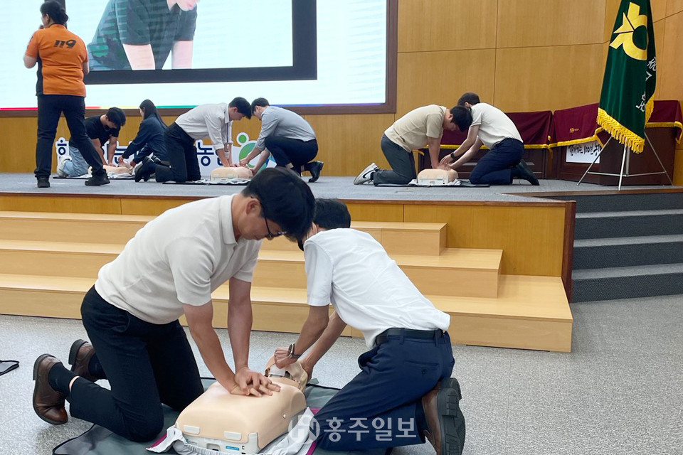 충남세종농협은 본격적인 휴가철을 맞아 임직원을 대상으로 심폐소생술 교육을 실시했다.