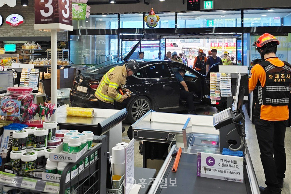 14일 오후 승용 차량이 홍성읍 소재 대형마트 매장입구로 돌진했다. 사진=독자 제보