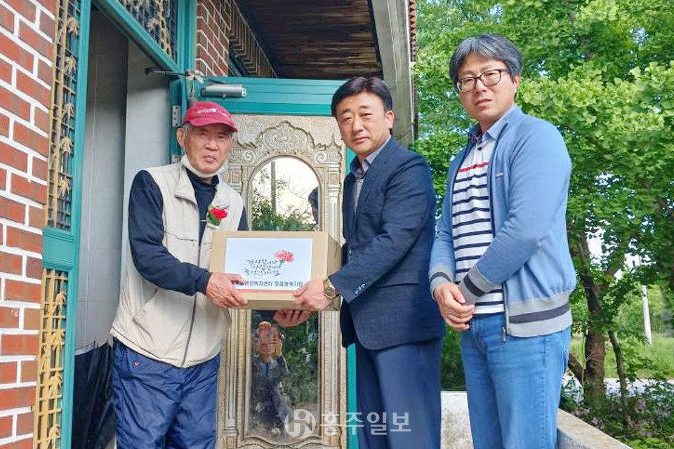 김두철 홍북읍장이 어르신께 행복꾸러미를 전달하고 있다.