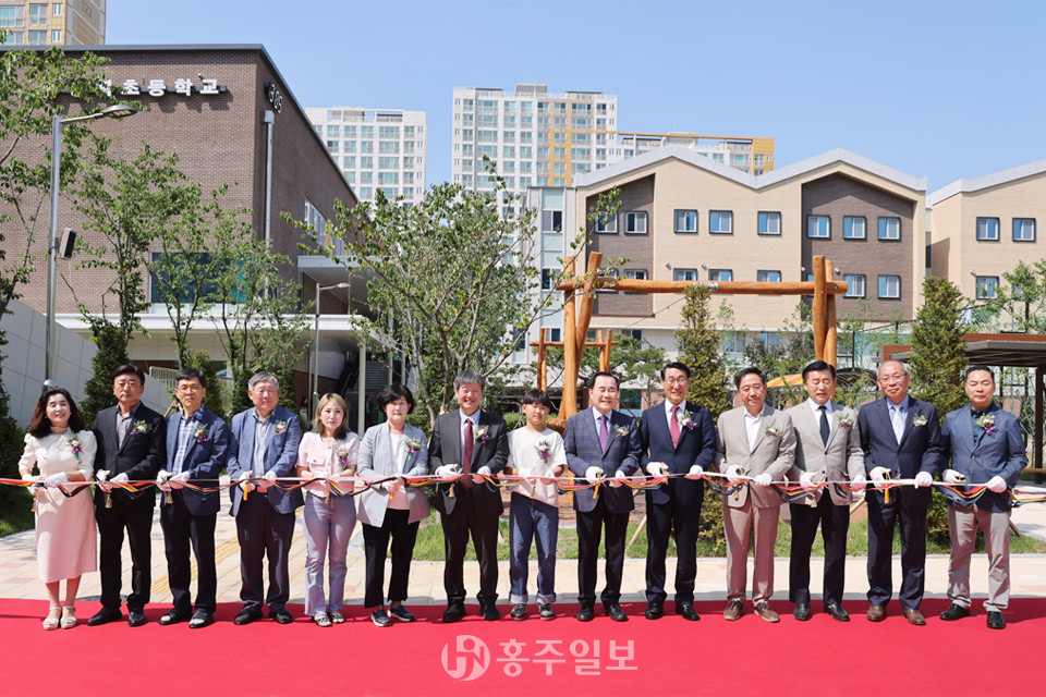 지난 23일 열린 홍북초등학교 이전·개교식에서 행사에 참석한 내·외빈들이 테이프 커팅식을 진행하고 있다.
