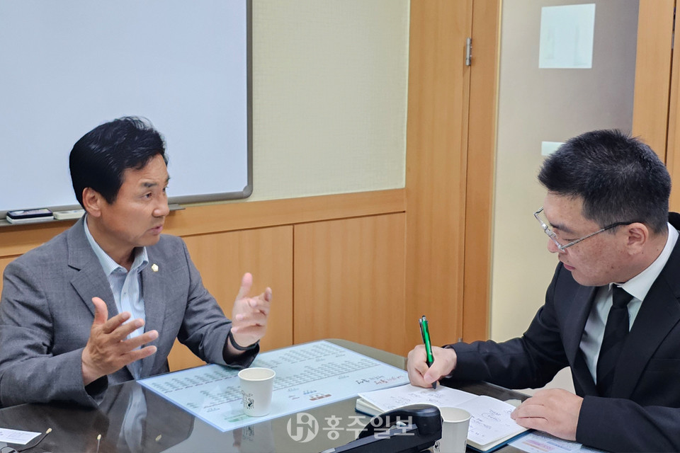 김좌진 장군 동상 이전의 당위성에 대해 설명하고 있는 권영식 홍성군의회 의원.