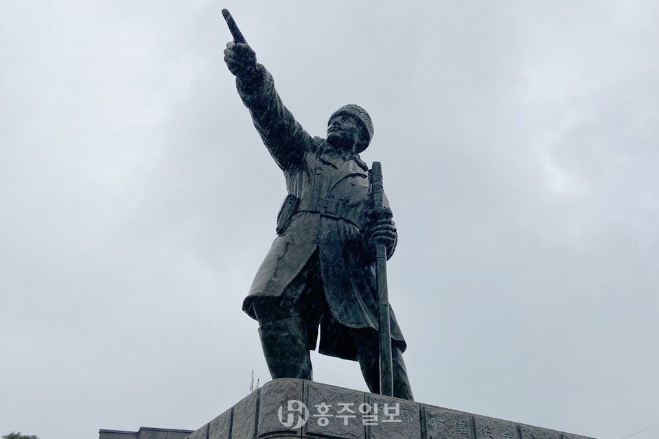 홍성읍 고암리 장군상오거리에 위치한 백야 김좌진 장군 동상.