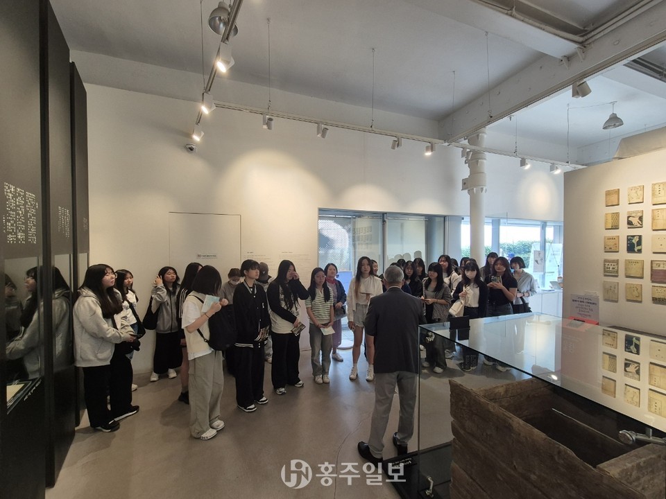 충청남도교육청 독서문학 이끎사업에 참여하여 윤동주 문학관을 견학한 홍성여자고등학교 학생들과 지도교사