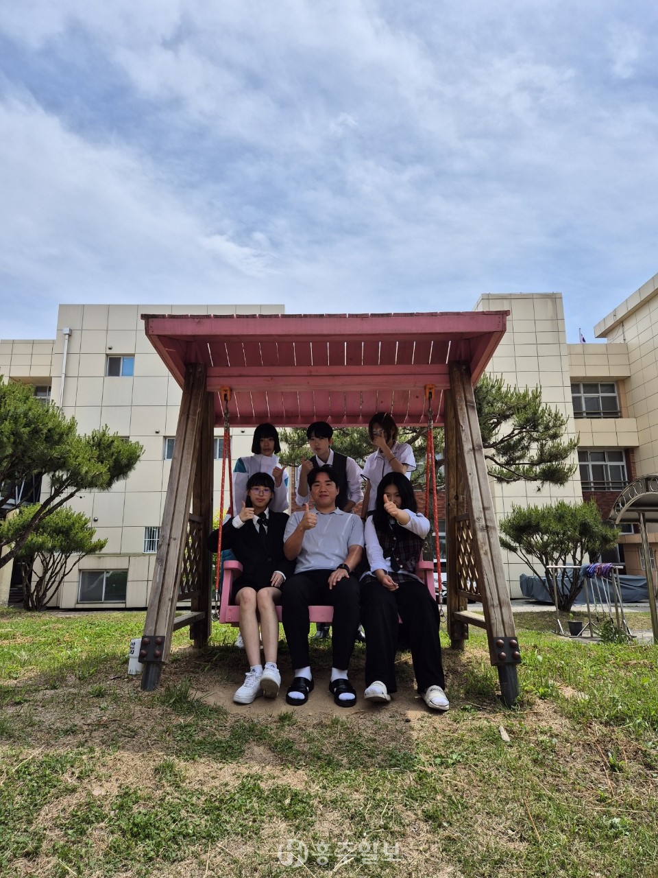 좌측 상단부터 시계방향으로 홍성여자고등학교 이지연 학생, 박서진 학생, 우보경 학생, 김태환 교사, 심규예 학생.