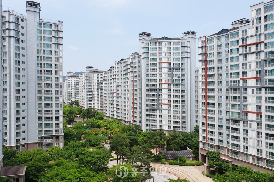 지난 6일 조기 게양이 거의 돼 있지 않은 내포신도시의 한 아파트단지 전경.