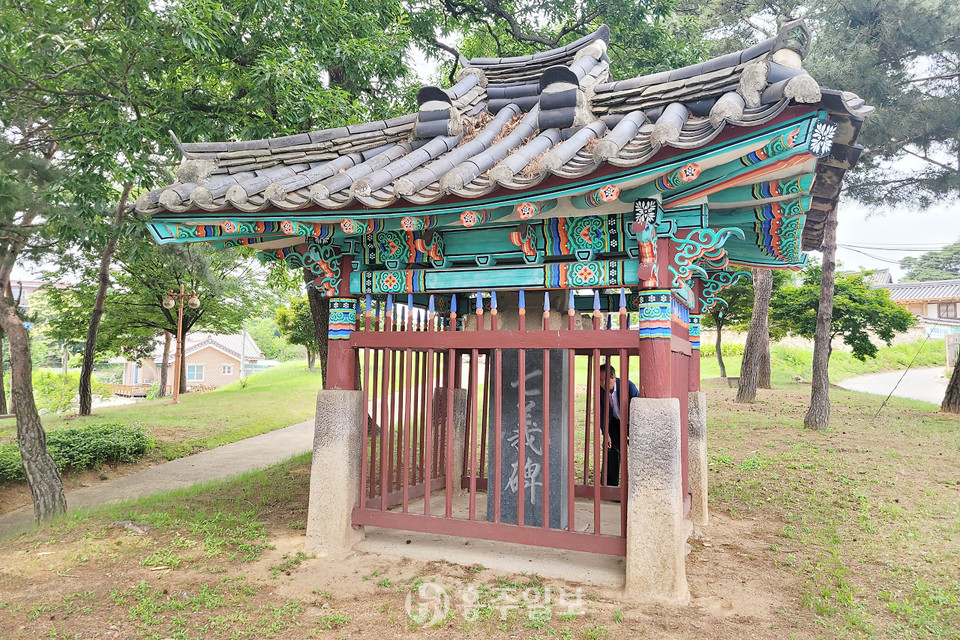 홍주향교칠의비각.