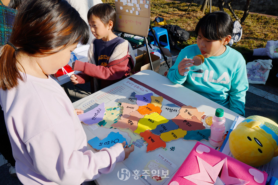 지난해 11월 장곡면행정복지센터 앞 광장에서 열린 ‘2023 장곡 행복 나눔 잔치’는 마을학교 감사축제를 장곡면으로 확대해 장곡초등학교를 비롯한 지역 내 기관·단체가 협력해 아이들의 활동을 지역에 알리고 아이들과 지역주민들의 화합의 장을 만들기 위해 추진됐다.