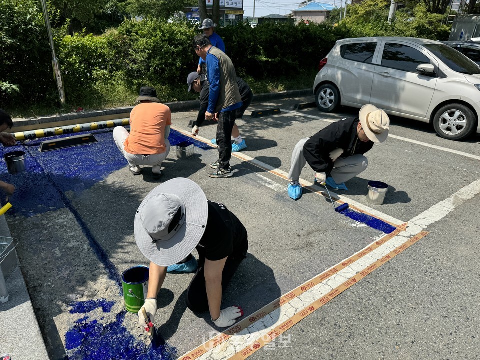 홍성세무서 주차장에 국가유공자 우선 주차구역을 조성하는 홍성군자원봉사센터 구성원